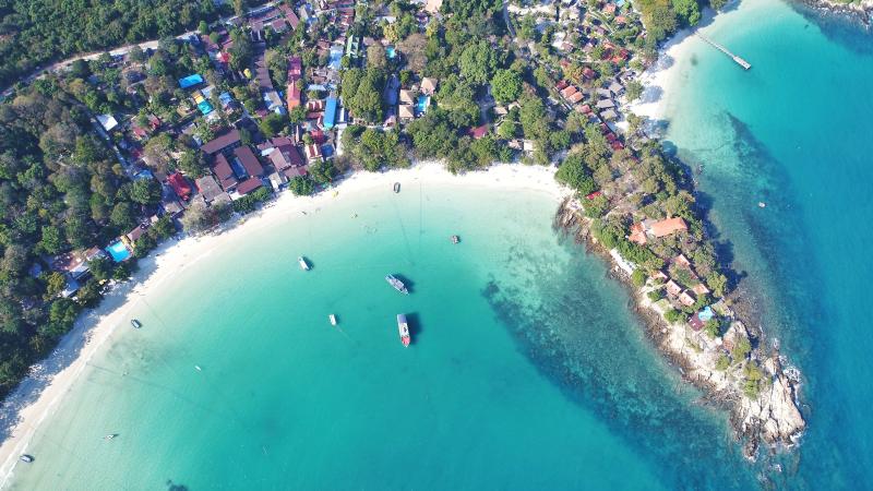 Пляж и бухта острова Самет с лодками на бирюзовой воде, вид сверху
