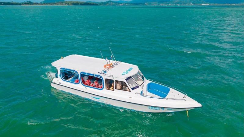 Панорамный скоростной катер Phuket Marine Group в море — на таких ходят их морские туры