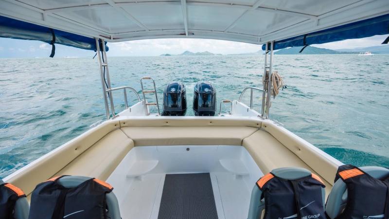 Корма катера Phuket Marine Group: сиденья, спасательные жилеты и два мотора