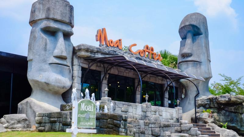 Кафе Moai Coffee с огромными копиями статуй моаи у входа, Суан Пхынг