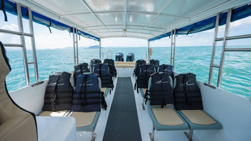 Салон катера Phuket Marine Group: ряды сидений со спасательными жилетами и панорамные окна