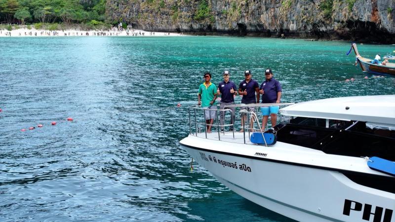 Команда спидбота Phi Phi Cruiser у белого пляжа под скалами Пхи-Пхи Лей