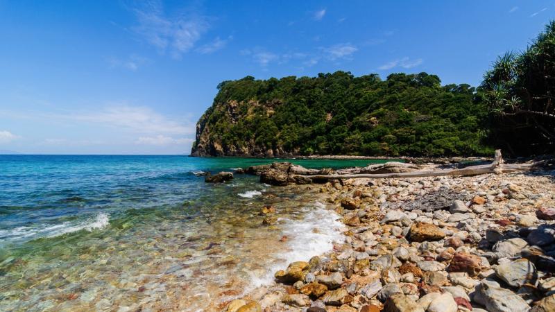 Каменистый берег острова и прозрачная вода с мелкой волной — экскурсия на острова Рок и Хаа