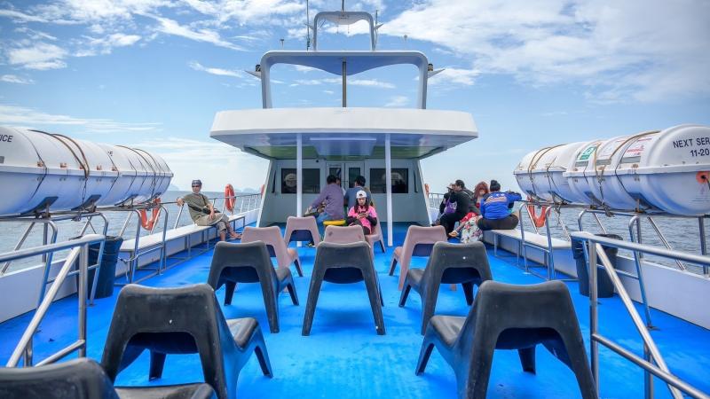 Открытая палуба парома Phi Phi Cruiser: кресла и пассажиры перед рубкой