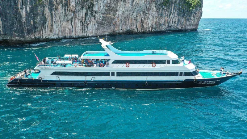 Паром Phi Phi Cruiser у скал Пхи-Пхи: на нём едут с Пхукета в Краби с пересадкой на Пхи-Пхи