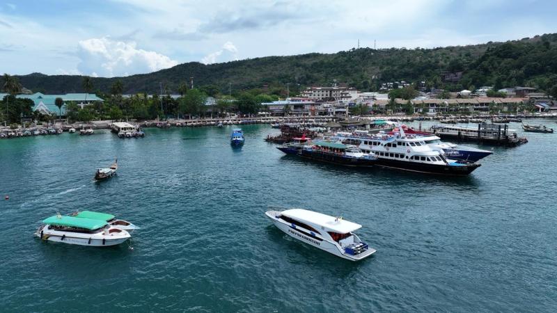 Бухта Тонсай на Пхи-Пхи Дон сверху: у пирса паромы, на воде спидботы