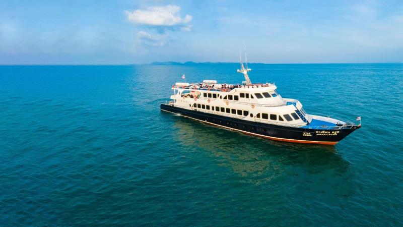Паром Phi Phi Cruiser в открытом Андаманском море по пути с Пхукета на Пхи-Пхи