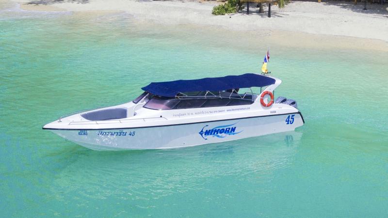 Скоростной катер у пляжа Kahung на острове Корал, вода у берега прозрачная и бирюзовая