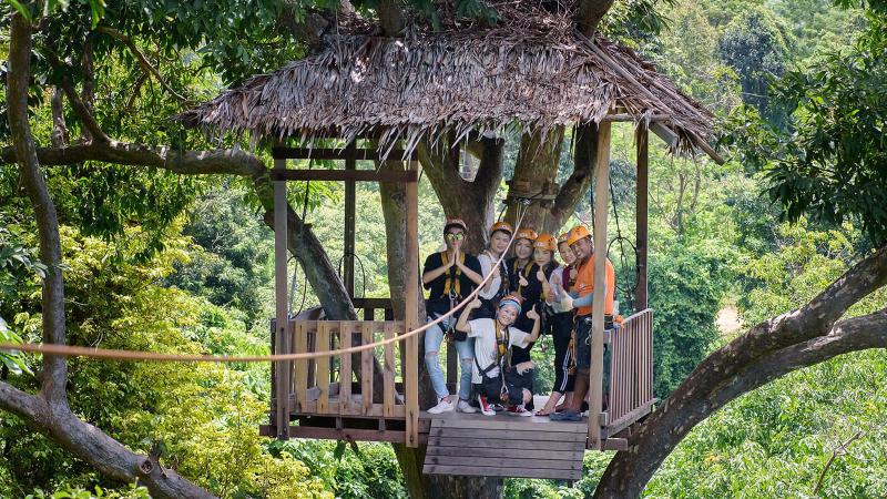 Домик на дереве с соломенной крышей — площадка на трассе зиплайна Skyline Adventure