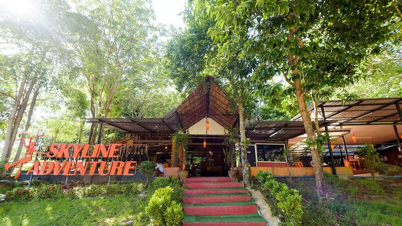 Вход в парк Skyline Adventure на Пхукете: здание с вывеской и ступени