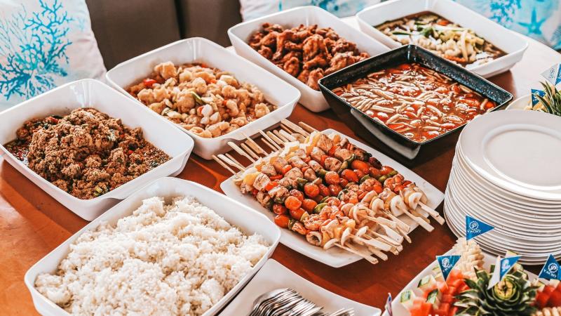 Ужин на борту катамарана: шашлычки, рис, жареное мясо и соусы в лотках