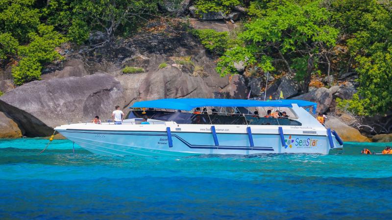 Скоростной катер SeaStar у гранитных валунов в бирюзовой воде