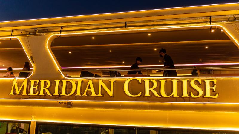 Теплоход Meridian Cruise с подсветкой у причала на реке Чао Прайя