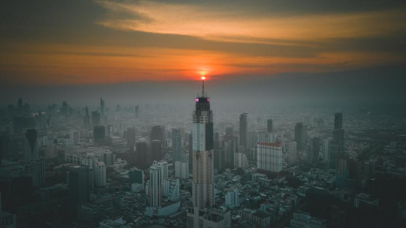 Небоскрёб Baiyoke Sky над Бангкоком на закате