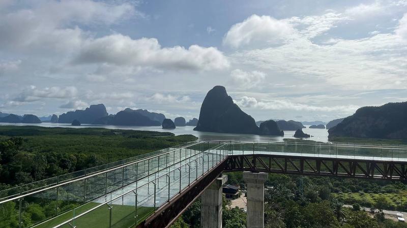 Стеклянный мост Beyond Skywalk над лесом в Самет Нангше и скалы залива Пханг Нга