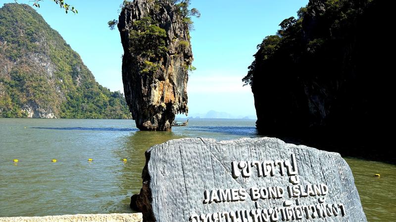Скала Ко Тапу и камень с надписью James Bond Island на острове Джеймса Бонда