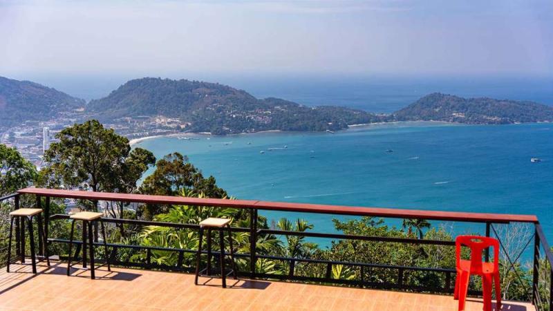 Вид на залив Патонг с террасы смотровой площадки на трассе Patong Mountain View