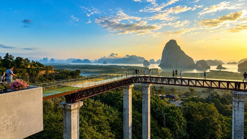 Стеклянный мост Beyond Skywalk над мангровыми лесами, вдали — скалы и острова залива Пханг Нга