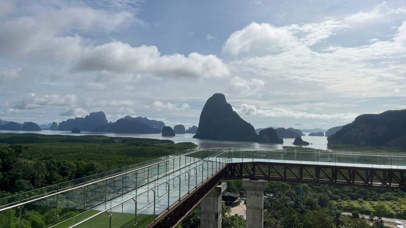 Вид со стеклянного моста Beyond Skywalk на известняковые острова залива Пханг Нга