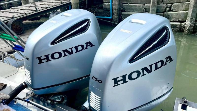 Два подвесных мотора Honda по 250 л. с. на корме спидбота P.P. SaBai Marine у причала