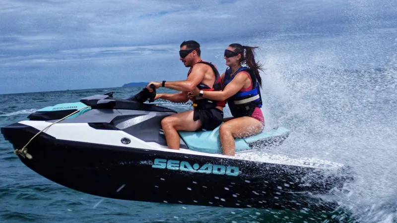 Двое на гидроцикле Sea-Doo несутся по волнам Сиамского залива