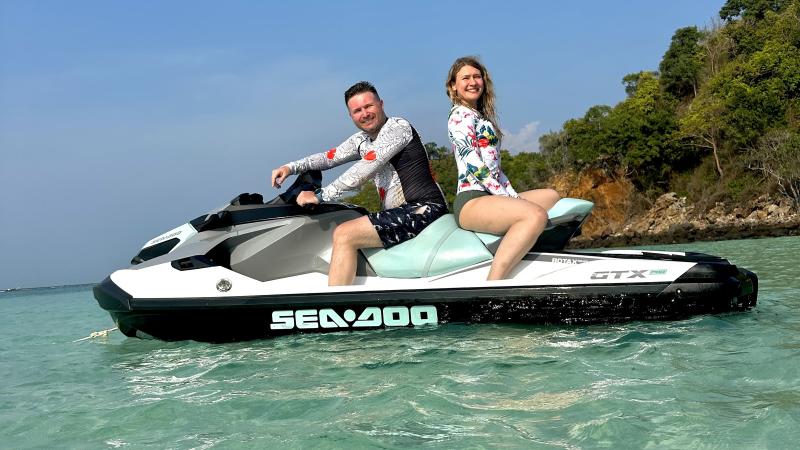 Пара на гидроцикле Sea-Doo у скалистого берега