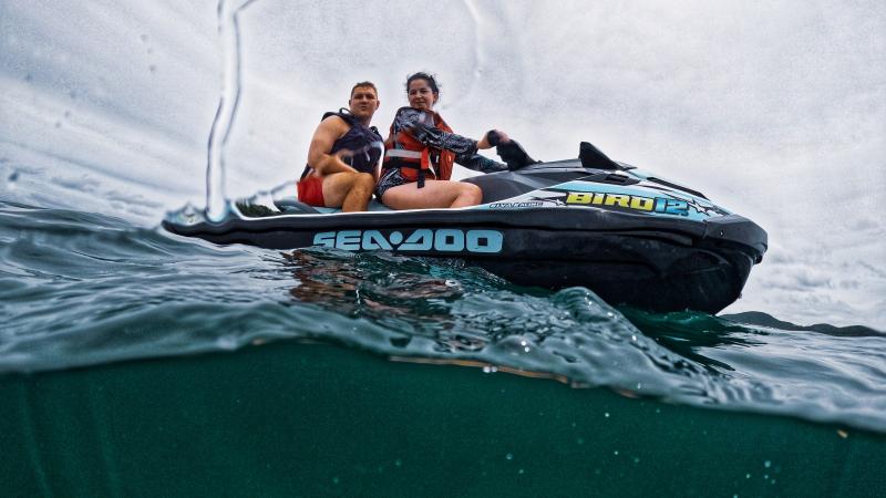 Пара на гидроцикле, снимок у самой воды на GoPro