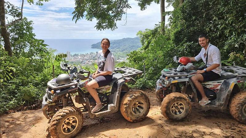 Двое на квадроциклах у обрыва с видом на море — трасса ATV Seaview On Tour