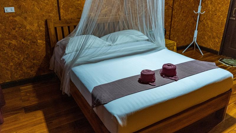 Двуспальная кровать с балдахином в номере отеля Sweet Garden