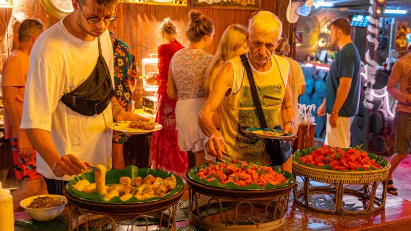 Ужин от шеф-повара в отеле Sweet Garden: туристы у стола с блюдами