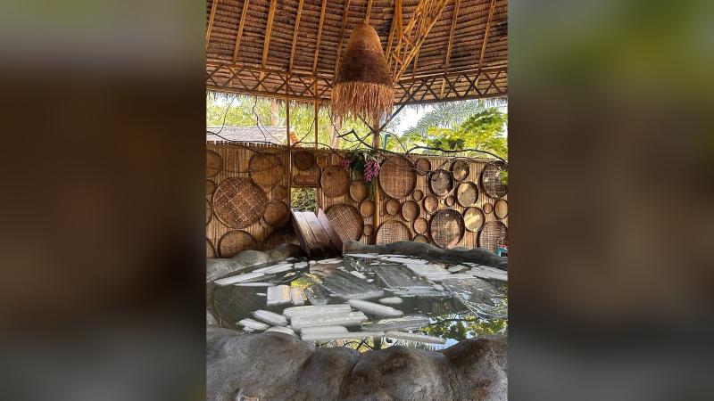 Ледяная купель со льдом под соломенной крышей у стены из плетёных кругов в Мантра Спа (Mantra Forest Spa)