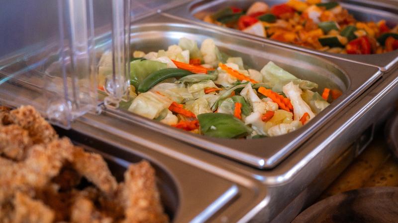 Обед-буфет на пляже слонов: лотки с тушёными овощами и жареным мясом