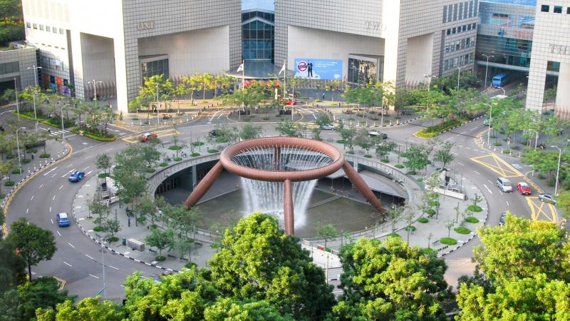 Фонтан Богатства в комплексе Suntec City среди офисных башен Сингапура
