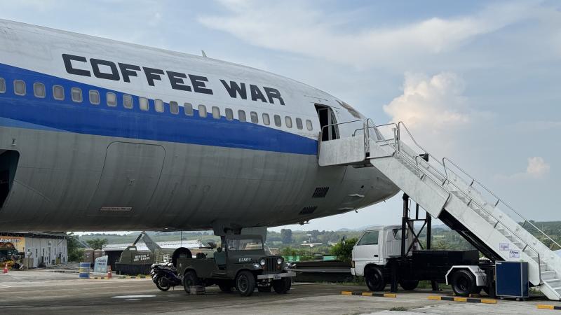 Кафе Coffee War внутри списанного авиалайнера на «Станции 331» в Саттахипе