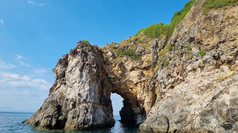 Скальная арка у острова Ко Талу, место для снорклинга