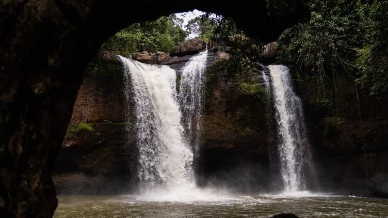 Водопад Хэу Суват в обрамлении ветвей