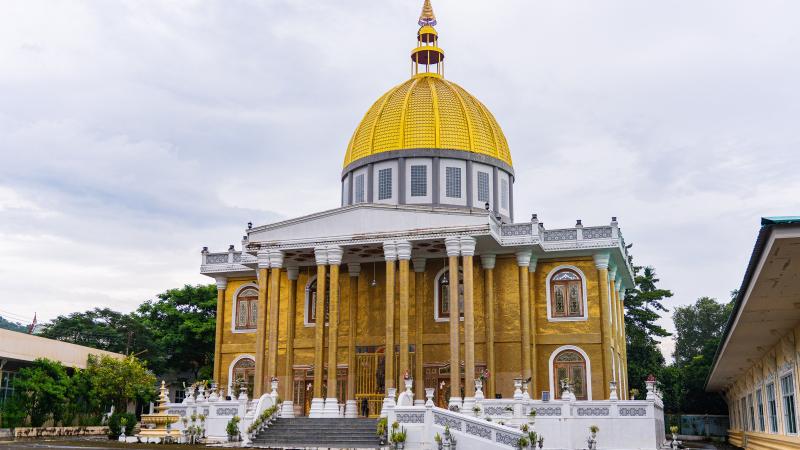 Здание с жёлтым куполом в буддийском парке