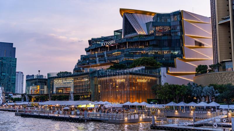 ICONSIAM вечером, вид с круизного лайнера