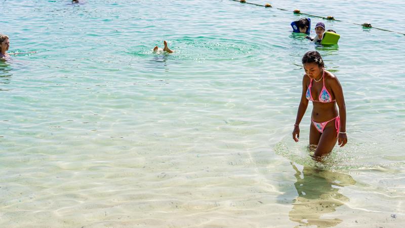 Туристка выходит из прозрачной воды на пляже Ко Лана