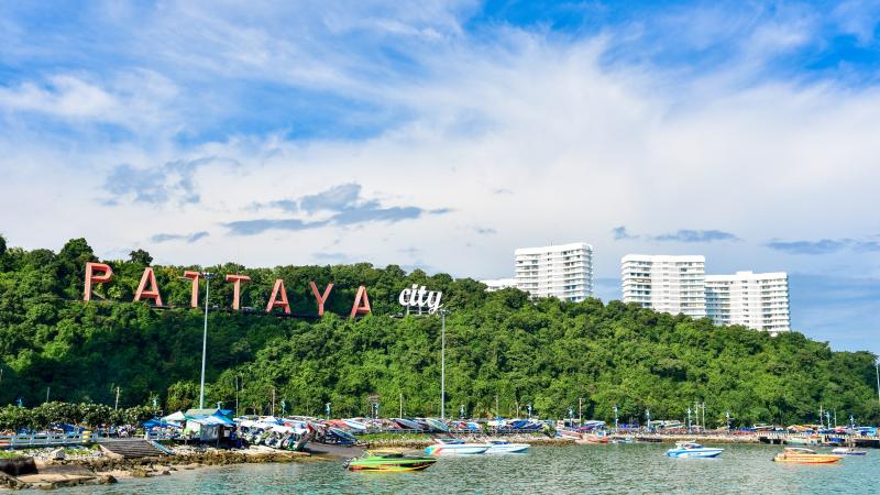 Надпись Pattaya City на холме над бухтой