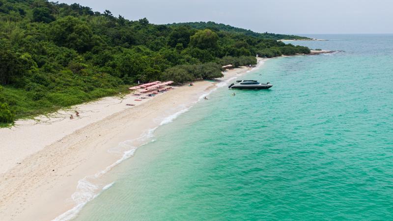 Длинный белый пляж Ко Пая и прозрачная вода, вид сверху