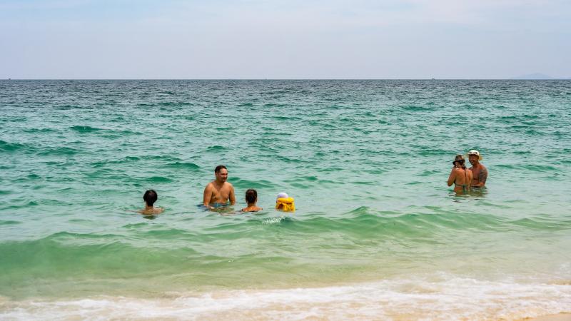 Туристы купаются в море у пляжа Ко Пай