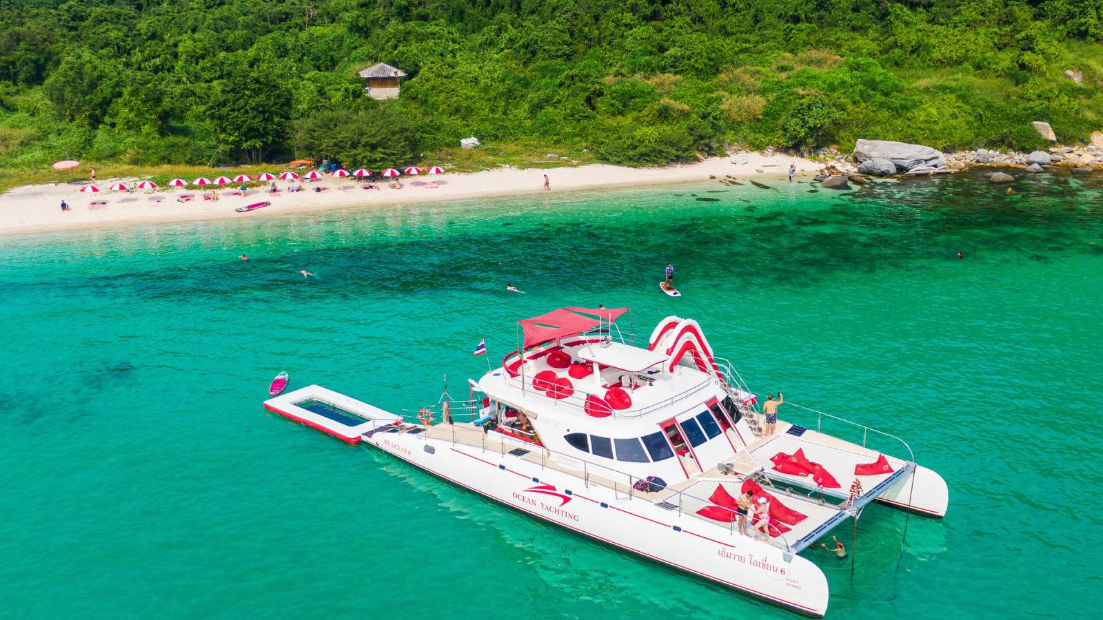 Катамаран Ocean Yachting с горкой у пляжа острова Ко Пай, вид с дрона