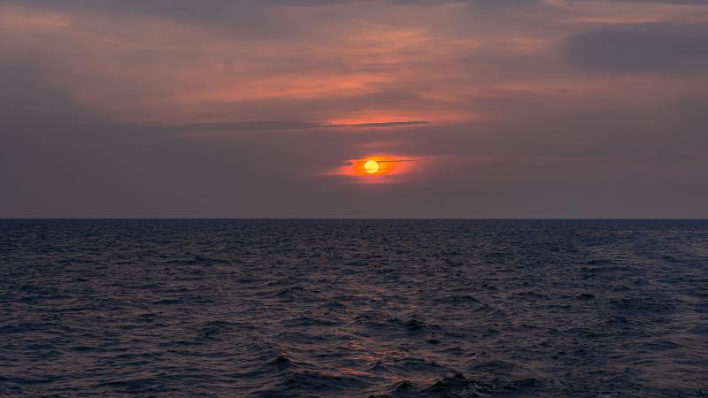 Закат над Сиамским заливом с палубы катамарана