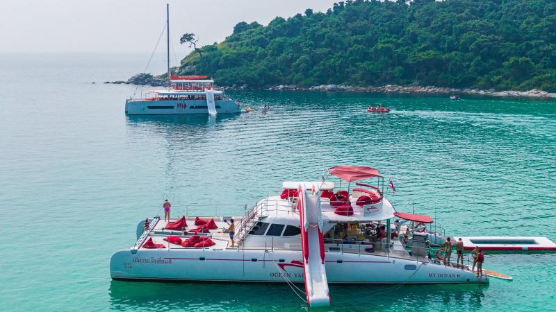 Катамаран Ocean Yachting с надувной горкой и бассейном на воде