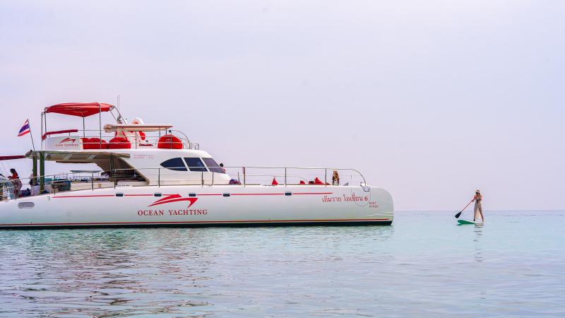 Катамаран Ocean Yachting и сапборд у острова