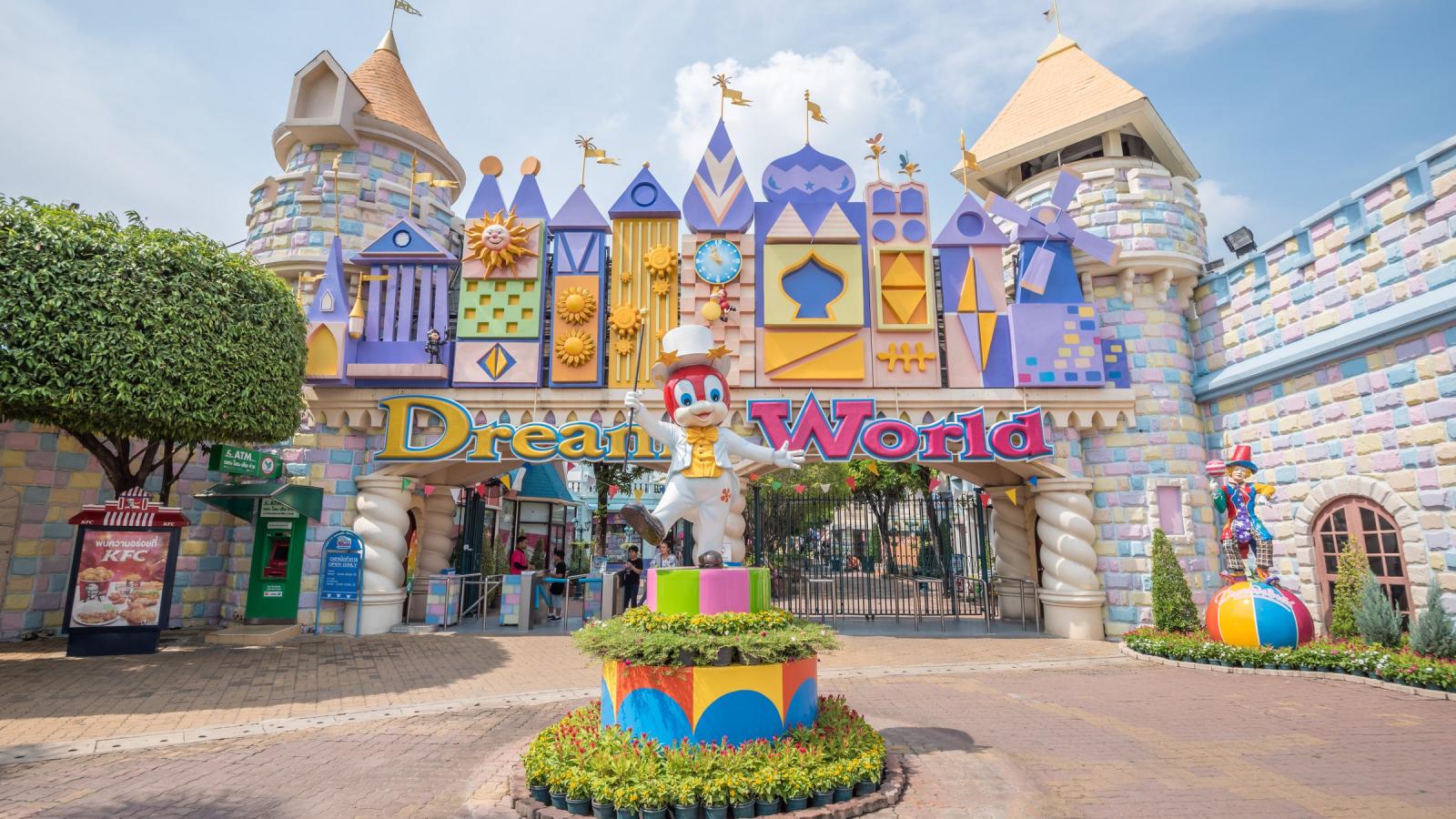 Вход в парк Dream World: сказочный замок с вывеской парка