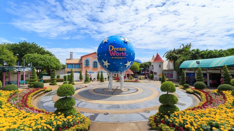 Главная площадь Dream World с шаром-логотипом, фонтаном и цветами