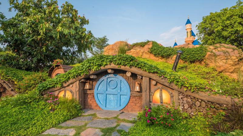 Домик хоббита с круглой дверью в Dream World