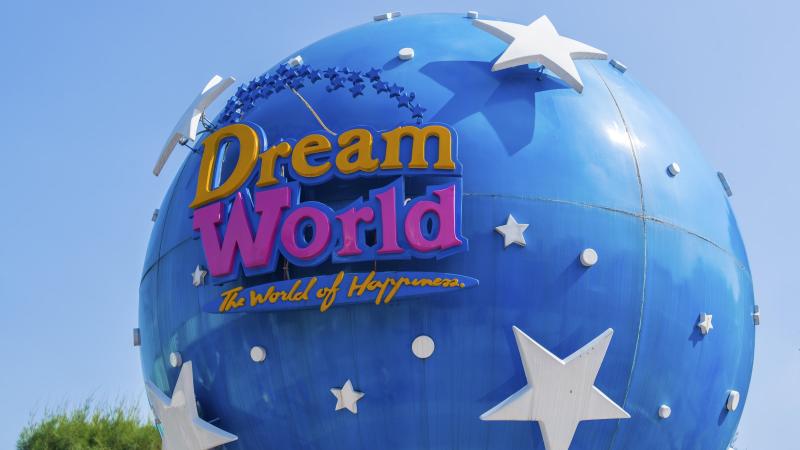 Шар-логотип Dream World на фоне неба